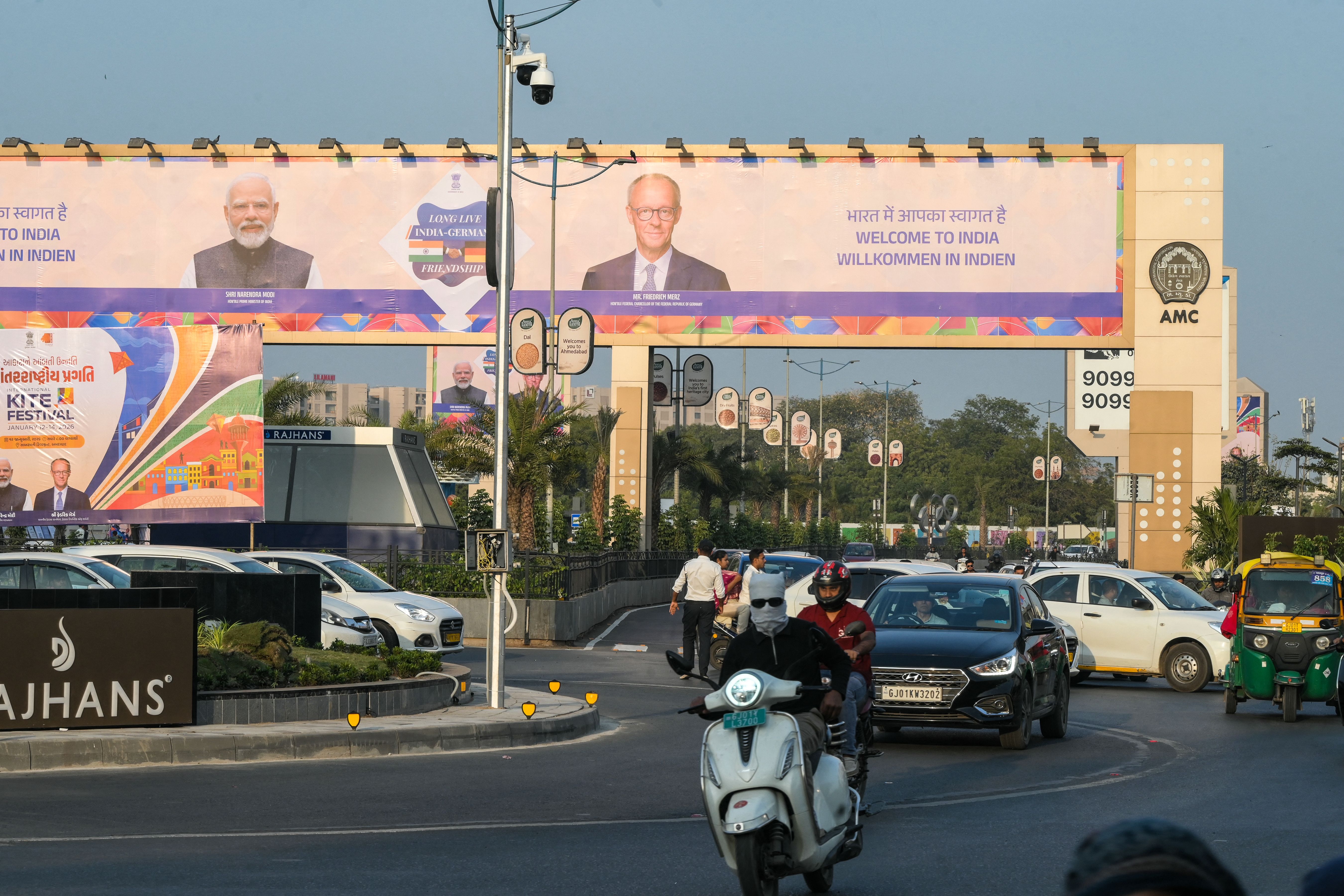 Vor China und Japan: Merz in Indien - Modi empfängt ihn mit höchsten Ehren