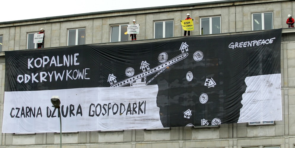 Protest Greenpeace przeciwko budowie nowych odkrywkowych kopalnii węgla brunatnego, na budynku Ministerstwa Gospodarki w Warszawie