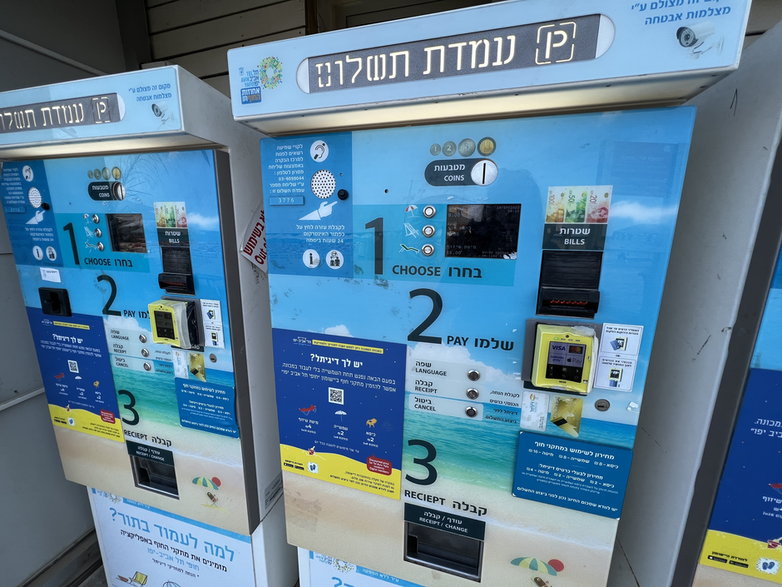 Automaty na plaży w Tel Awiwie, w których można wykupić parasol, leżak lub krzesło