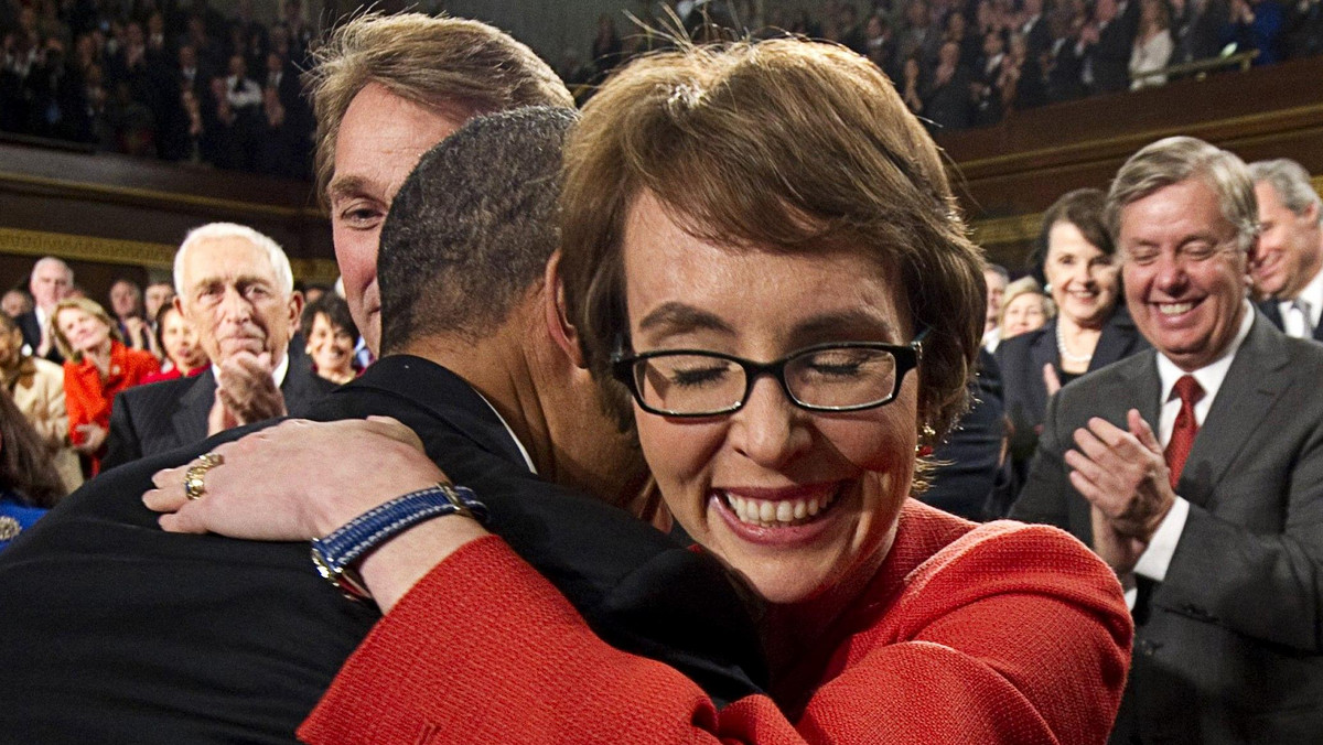 Członkowie Kongresu USA entuzjastycznie przyjęli w parlamencie Gabriellę Giffords, która rok temu została ciężko ranna w zamachu. Demokratyczną kongresmenkę niezwykle serdecznie powitał też prezydent Barack Obama.