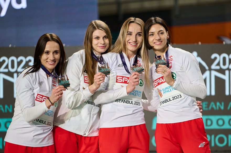 Marika Popowicz-Drapała, Alicja Wrona-Kutrzepa, Anna Pałys i Anna Kiełbasińska po finale sztafety 4x400 m podczas HME 2023 w Stambule