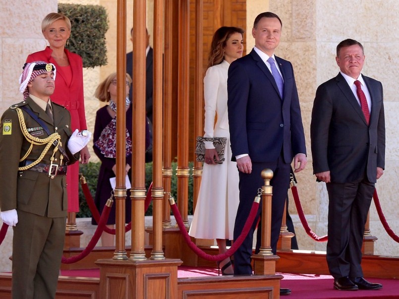 ... Nie inaczej było też w przypadku stroju wybranego na oficjalne powitanie. W obu stylizacjach prezydentowa postawiła na bardzo wyraziste kolory, które...