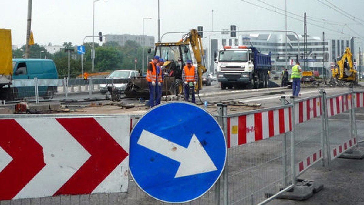 Kierowcy w Świeciu nad Wisłą liczyć się muszą z utrudnieniami w ruchu kołowym, spowodowanymi budową nowego ronda. Nowoczesne skrzyżowanie powstanie u zbiegu ulic Sienkiewicza, Kościuszki i Słowackiego.