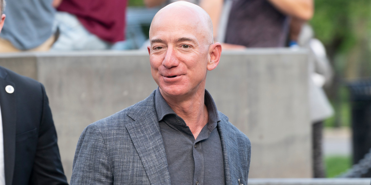 Założyciel Amazona ma ten sam zwyczaj co Bill Gates - też szoruje naczynia. – Jestem święcie przekonany, że to najbardziej seksowna rzecz, jaką robię – powiedział amerykańskiemu Business Insiderowi Jeff Bezos.