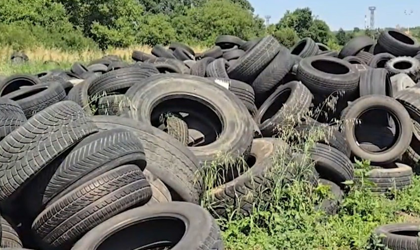 Divlja deponija guma u Železnikuu
