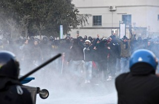 W Neapolu starcia policji z przeciwnikami antyimigracyjnej Ligi Północnej