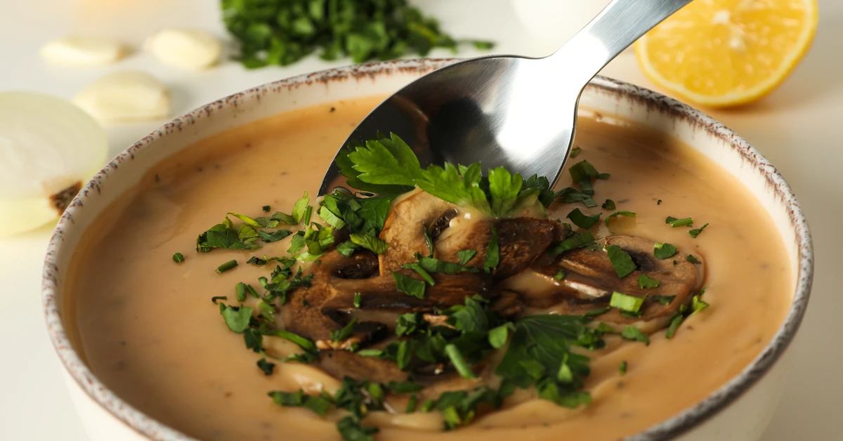 Pyszny obiad na czwartek. Podajemy przepis, Ty gotujesz. Jedwabisty krem grzybowy z kluseczkami