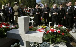 Beata Szydło i Jarosław Kaczyński złożyli kwiaty na symbolicznym grobie Lecha i Marii Kaczyńskich