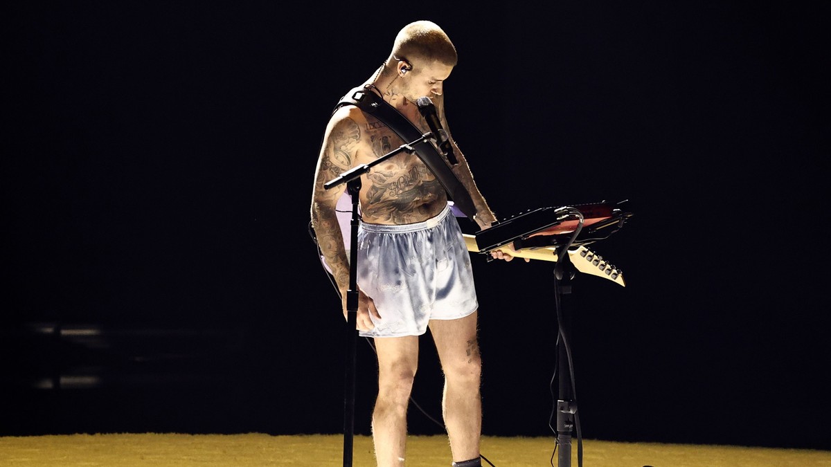 Džastin Biber zabrinuo ceo svet performansom na dodeli Gremija: Pevao u boksericama
