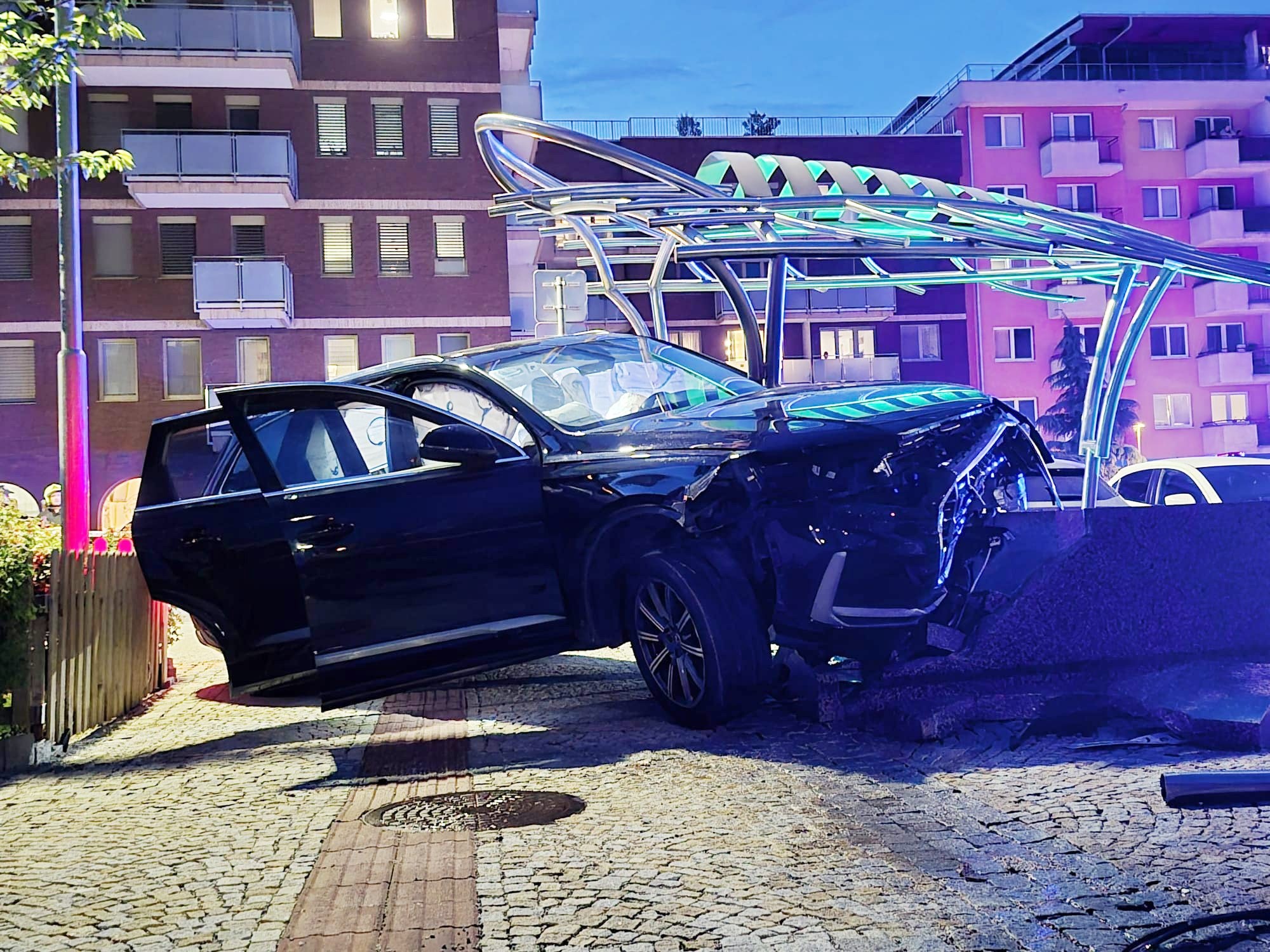 V bratislavskej Petržalke narazilo osobné auto do fontány.