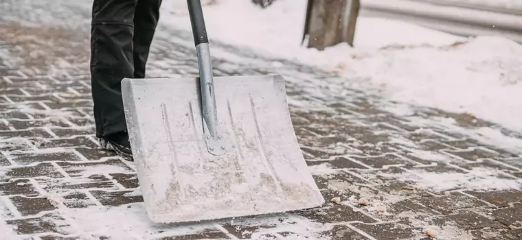 Kto powinien odśnieżyć chodnik? Unikniesz mandatu lub płacenia odszkodowania