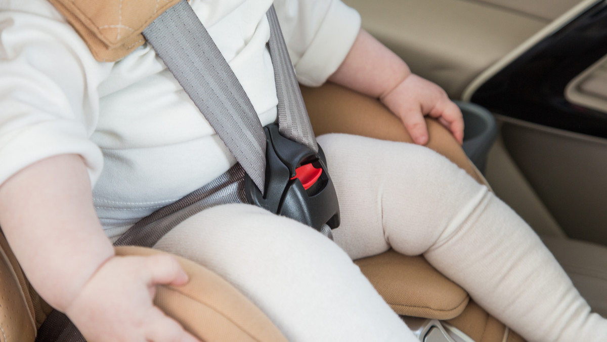 Isofix czy pasy samochodowe: co jest lepsze? Wady i zalety, bezpieczeństwo