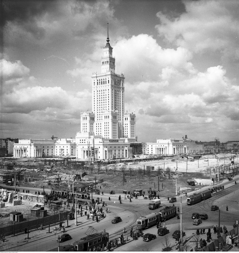 Pałac Kultury i Nauki w Warszawie. Gmach od strony ulicy Marszałkowskiej. Na pierwszym planie widoczne skrzyżowanie z Alejami Jerozolimskimi. Widać tramwaje i samochody jadące ul. Marszałkowską (1955 r.)