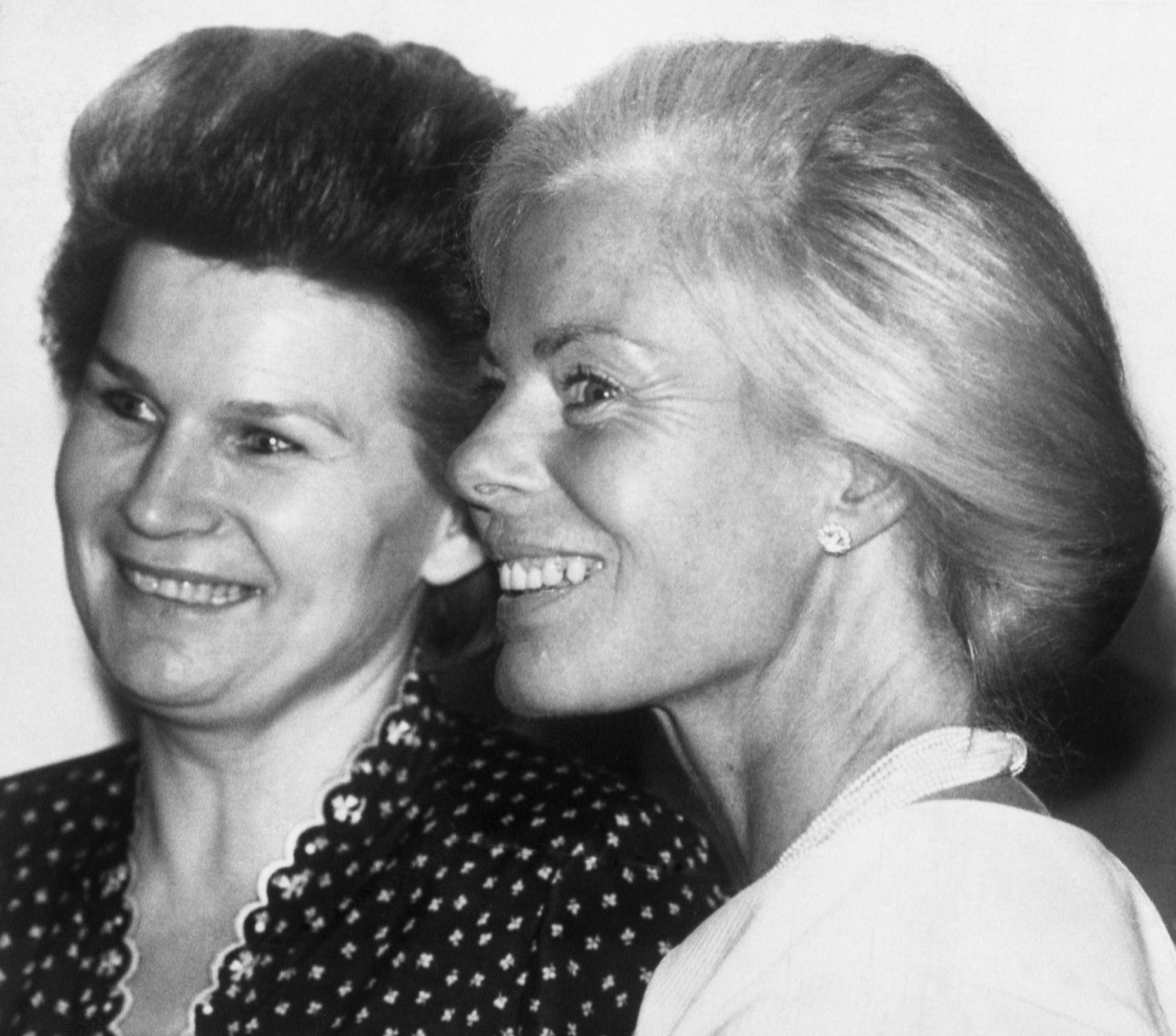 Na archívnej snímke z 22. októbra 1984  vojvodkyňa z Kentu (vpravo) a prvá kozmonautka sveta, Ruska Valentina Vladimirovna Tereškovová sa rozprávajú počas ocenenia Žena roka v Londýne.