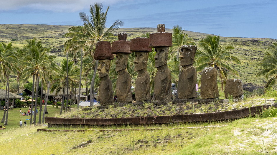 Rapa Nui, Ahu Nau Nau – platforma z kamiennymi posągami