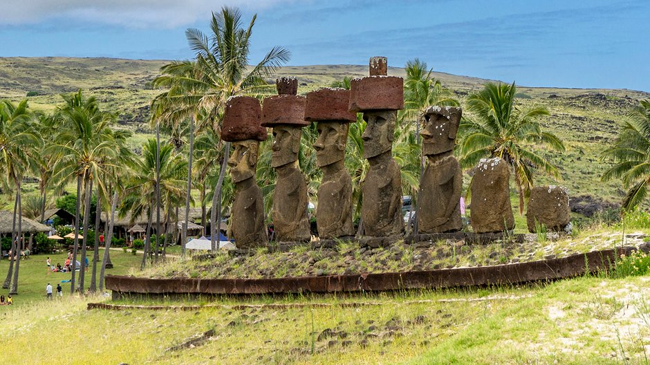 Rapa Nui, Ahu Nau Nau – platforma z kamiennymi posągami