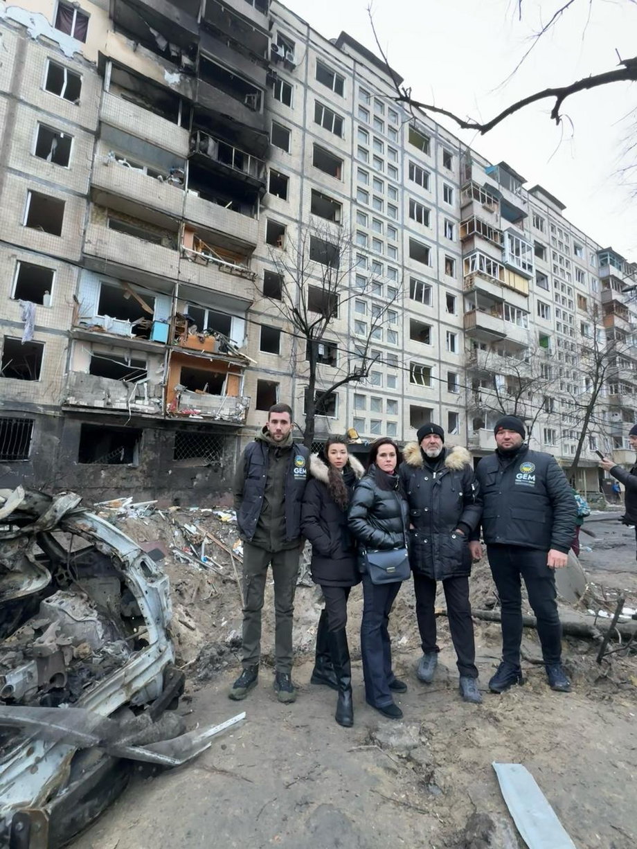 Michael Capponi w Kijowie na tle zbombardowanego budynku.