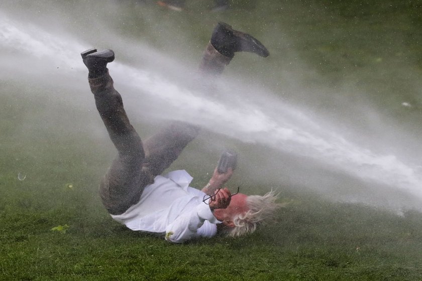 W dobie pandemii zorganizowali imprezę w parkę. Było groźnie. Policja użyła armatek wodnych