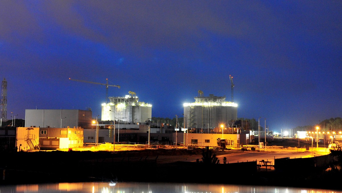 Zakup włoskiego Saipemu - spółki budującej terminal LNG w Świnoujściu - przez Rosjan nie byłby zagrożeniem dla polskiej inwestycji. Transakcja nie jest pewna, a jeśli do niej dojdzie to może potrwać nawet rok. Do tego czasu terminal będzie gotowy - uważają eksperci.