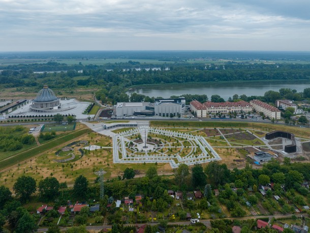 Muzeum stoi w miejscu, o którym w Toruniu mówi się rydzykowo, imperium, republika ojca Rydzyka.