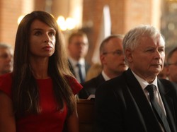 Mistrzyni poker face: Marta Kaczyńska jak dama kier na obchodach "sierpnia"