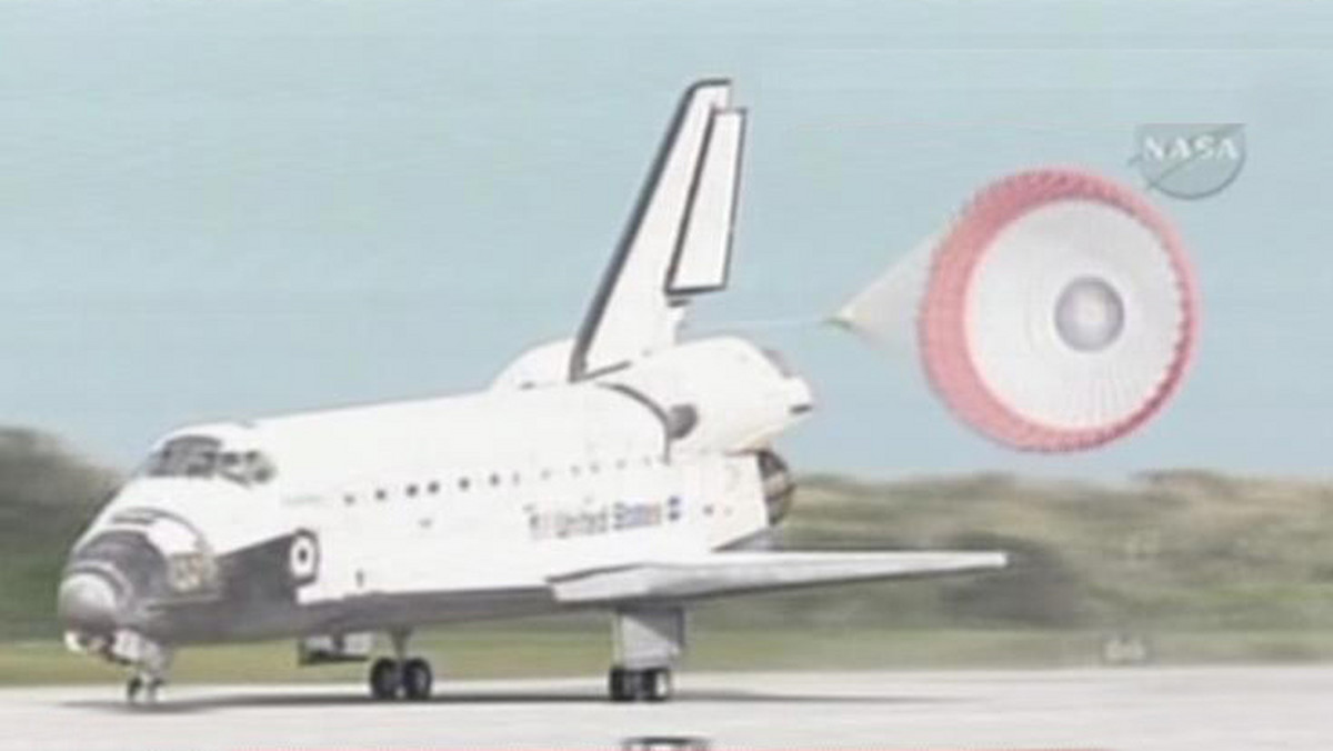 O 15:07 wahadłowiec Atlantis szczęśliwie wylądował na Florydzie. Amerykanie czekali na powrót wahadłowca, aby bezpiecznie móc odpalić rakiety, które mają zestrzelić "zbuntowanego" satelitę.