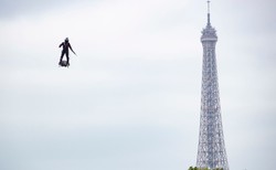 Tak będzie wyglądał żołnierz XXII wieku? Wynalazca flyboardu podczas obchodów Dnia Bastylii [WIDEO]
