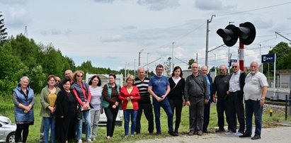 Przez przejeżdżające pociągi pękają im domy. Mieszkańcy już kilka lat błagają o pomoc