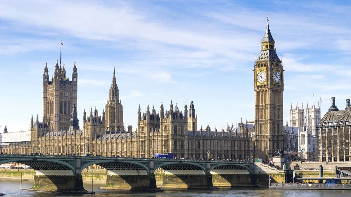 Brytyjscy posłowie i historycy ostrzegają w "The Times" przed ryzykiem dalszego używania Pałacu Westminsterskiego, siedziby brytyjskiego parlamentu. Wskazują, że wieloletnie zaniedbania mogą doprowadzić do podobnego pożaru jak w katedrze Notre Dame w Paryżu.