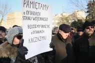 Warszawa, 13.12.2016. Protest byłych żołnierzy i funkcjonariuszy służb przed Pomnikiem Podziemnego Państwa Polskiego i Armii Krajowej w Warszawie