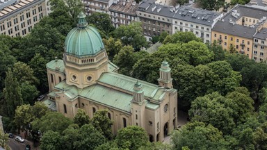 Proboszcz wynajął teren kościoła pod parking. Abonament kosztuje ponad 500 zł