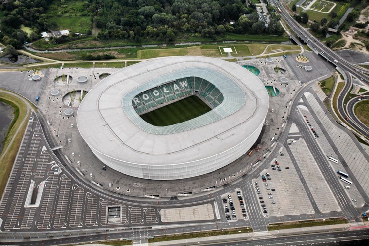 Wrocław z lotu ptaka: Stadion Miejski. 

Według danych Eurostatu Wrocław jest liderem wzrostu gospodarczego. Wzrost PKB per capita w latach 2003-2010 wyniósł 174,4 proc., a wzrost PKB według parytetu siły nabywczej sięgnął 156,4 proc.