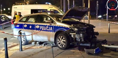 Niebezpieczny finał pościgu ulicami Warszawy. Dwa rozbite radiowozy, policjant w szpitalu