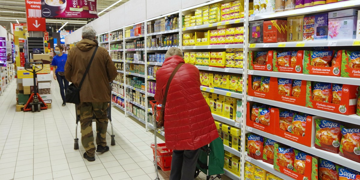 Godziny dla seniorów obowiązywały też wiosną. Tym razem jednak nie obejmują weekendów. Osoby starsze mogą dokonywać zakupów również poza wyznaczonymi dla nich godzinami.