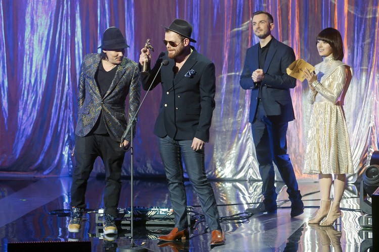 Brytyjczyk Kev Fox mówi ze sceny: Polska dla Polaków (na zdjęciu z Andrzejem Smolikiem i Moniką Brodką)