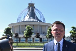 Hołownia: Nie mogę patrzeć na Polskę, w której Kościół staje się przybudówką PiS