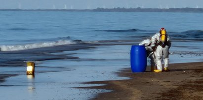 Bałtyk wyrzucił na brzeg beczkę. Kiedy plażowicze podeszli bliżej, zamarli