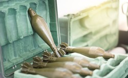 Wspólne ćwiczenia w czasie deszczu i w błocie. Estońskim poborowym towarzyszyły amerykańskie moździerze