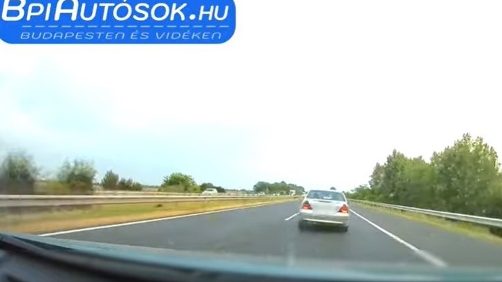 Brutális büntetőfékezés az M7-esen: félelmetes, amit a mercis ámokfutó művelt – videó