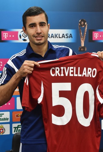 Brazylijczyk Rafael Crivellaro (P), nowy piłkarz Wisły Kraków z prezesem Robertem Gaszyńskim (L) podczas prezentacji w ośrodku treningowym Białej Gwiazdy w Myślenicach