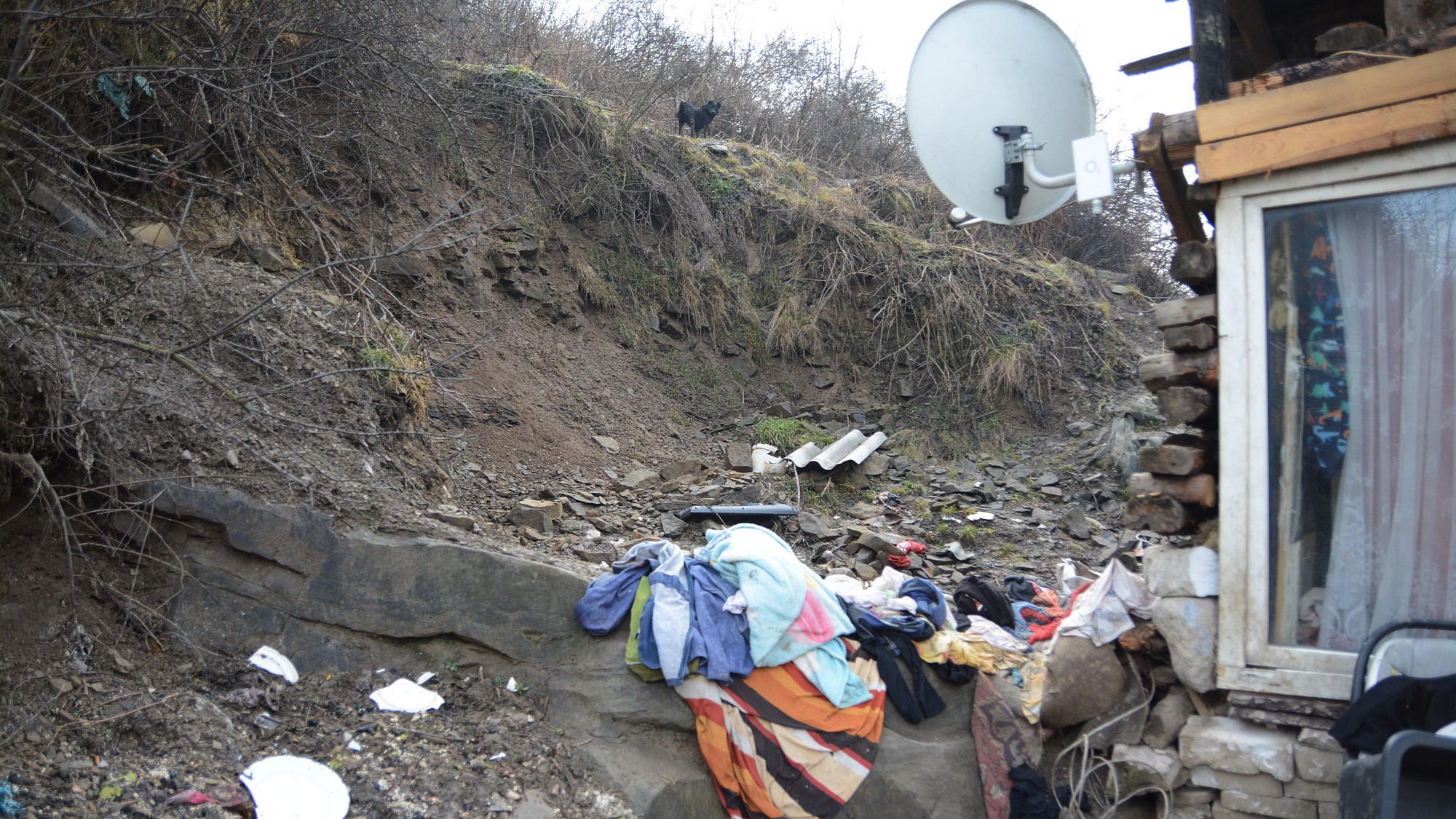 Zemina tlačí na príbytky priamo pod kopcom