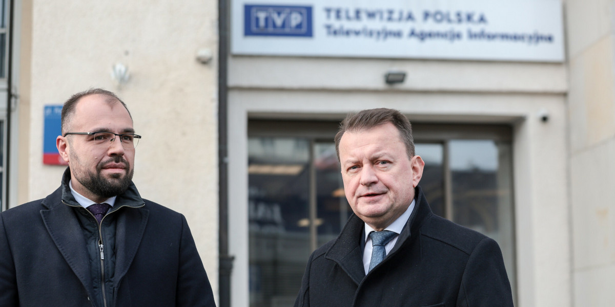 Krzysztof Szczucki i Mariusz Błaszczak przed budynkiem TVP
