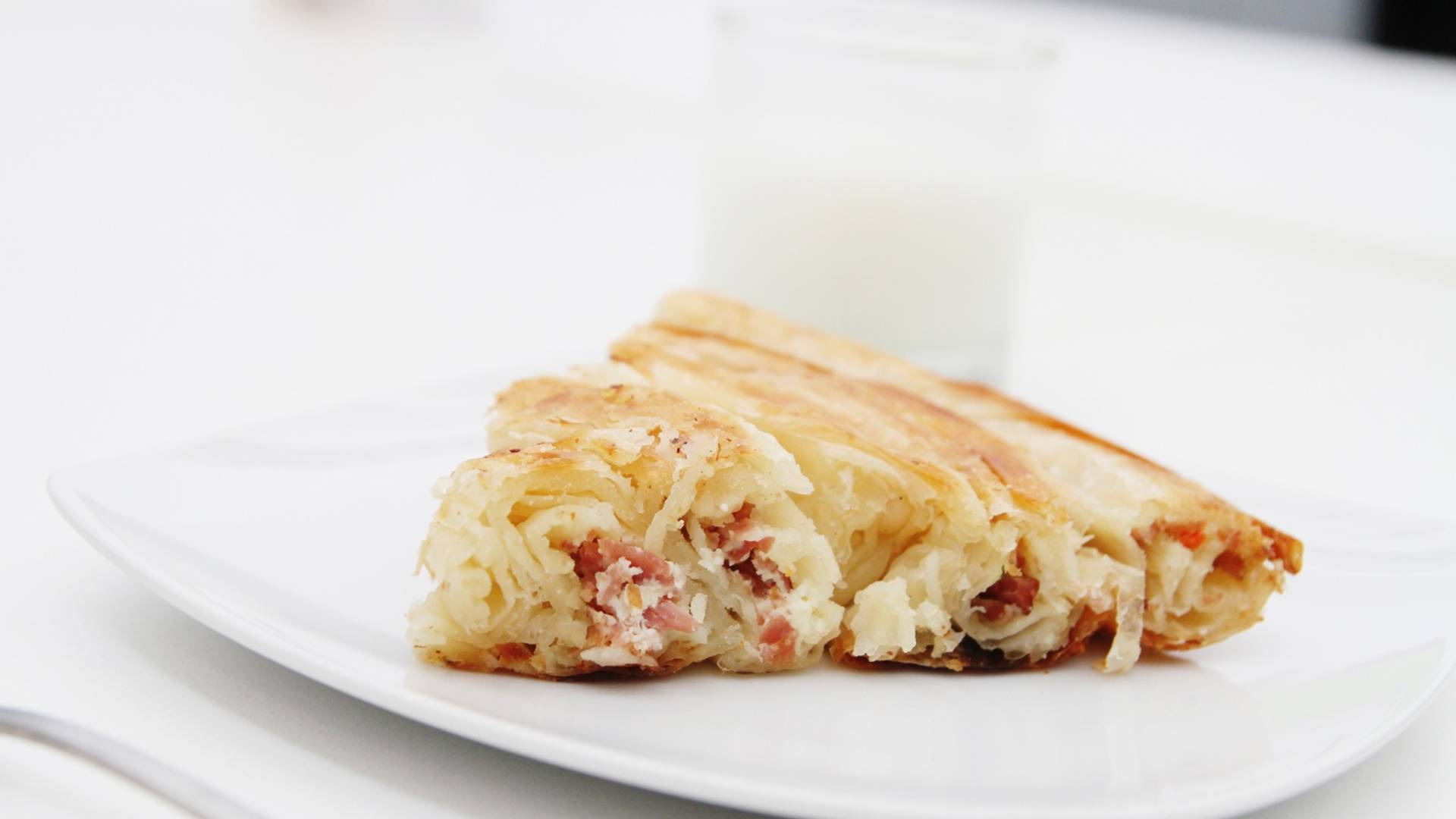 Još ukusnije od originala - harmonika burek sa mesom i krompirom, specijalitet koji Bosanci obožavaju