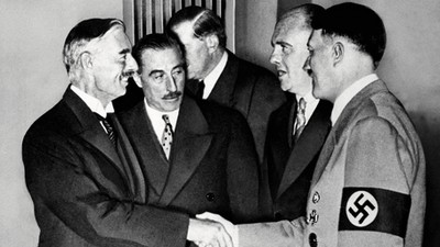 Premier Wielkiej Brytanii Neville Chamberlain (na pierwszym planie z lewej)  długo żył przekonaniem, że przechytrzył Adolfa Hitlera