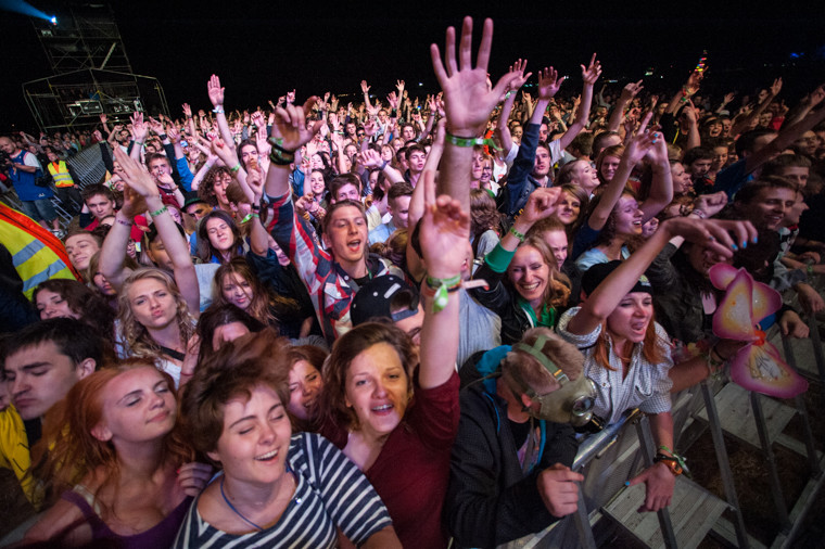 Publiczność pod sceną na festiwalu Heineken Open'er (fot. Monika Stolarska/Onet)