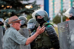 Słabną protesty na Białorusi. Władze urządzają polowanie na dziennikarzy