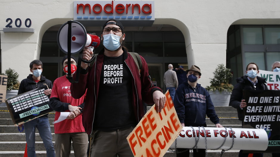 Demonstraci żądają uwolnienia patentu na szczepionkę Moderny. Cambridge, Massachusetts, USA, marzec 2021 r. 