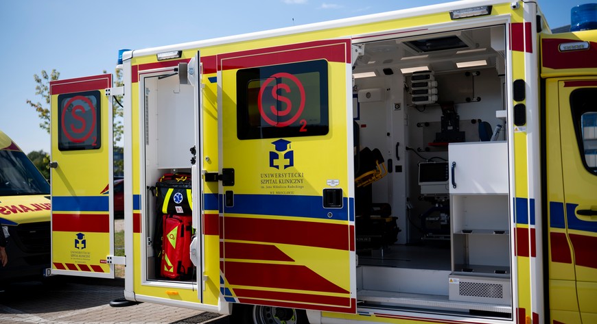 Na wyposażeniu ambulansu znajdują się m.in. mobilny system ECMO-Cardiohelp, mikropompy sercowe Impella, analizator parametrów krytycznych krwi EPOC, zaawansowany respirator transportowy, defibrylator oraz pompy infuzyjne.