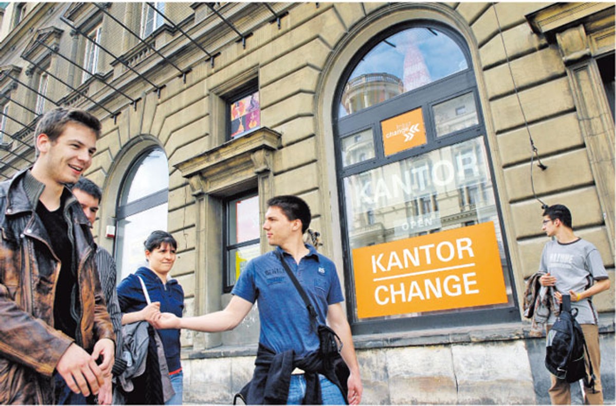 Kantor wymiany walut InterChange przy Krakowskim Przedmieściu w Warszawie Fot. Artur Chmielewski