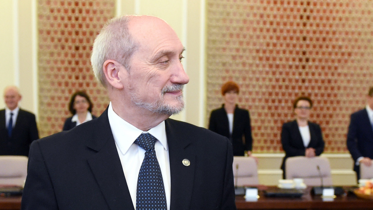 Antoni Macierewicz przejął od swojego poprzednika Tomasza Siemoniaka stanowisko ministra obrony narodowej. Nowego szefa MON powitała przed gmachem resortu kompania reprezentacyjna, która odegrała hymn państwowy.